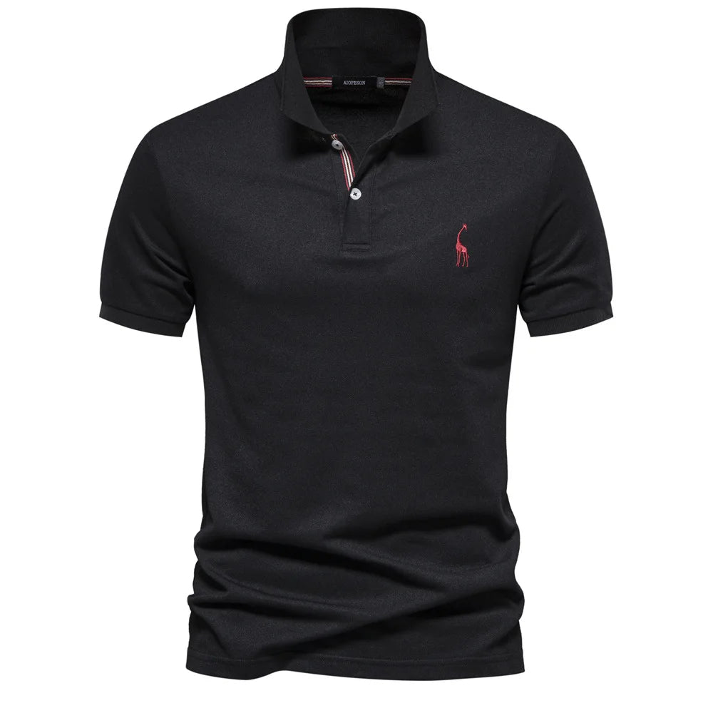 Model draagt een klassieke herenpolo van katoen met subtiel borduurwerk, perfect voor een zomerse, casual look.