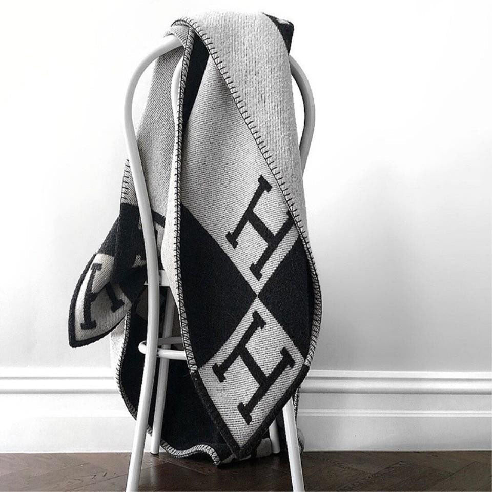 Premium kasjmier en wol deken, zacht, warm en stijlvol; een must-have voor je interieur.