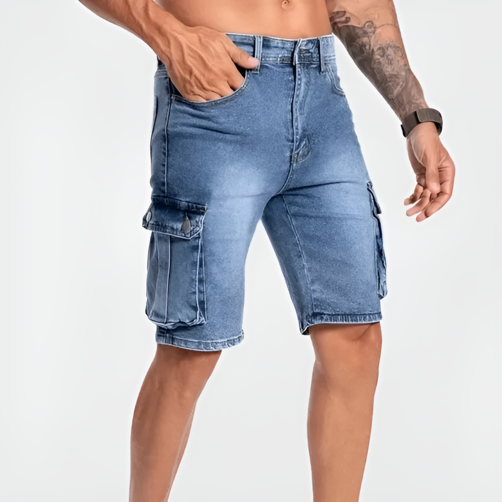 Casual heren denim shorts tot op de knie, met cargozakken. Stijlvolle en praktische jeansshorts voor de zomer.