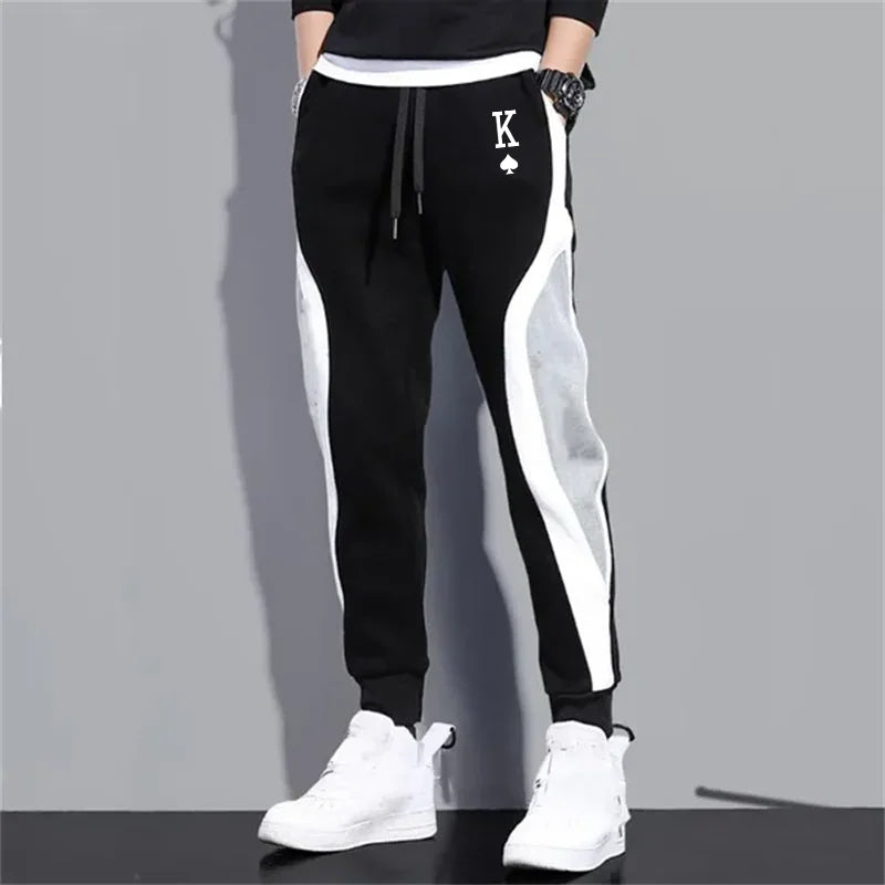 Zwart/grijze heren joggingbroek met opvallende Spade K print, comfortabel en perfect voor casual of streetwear.