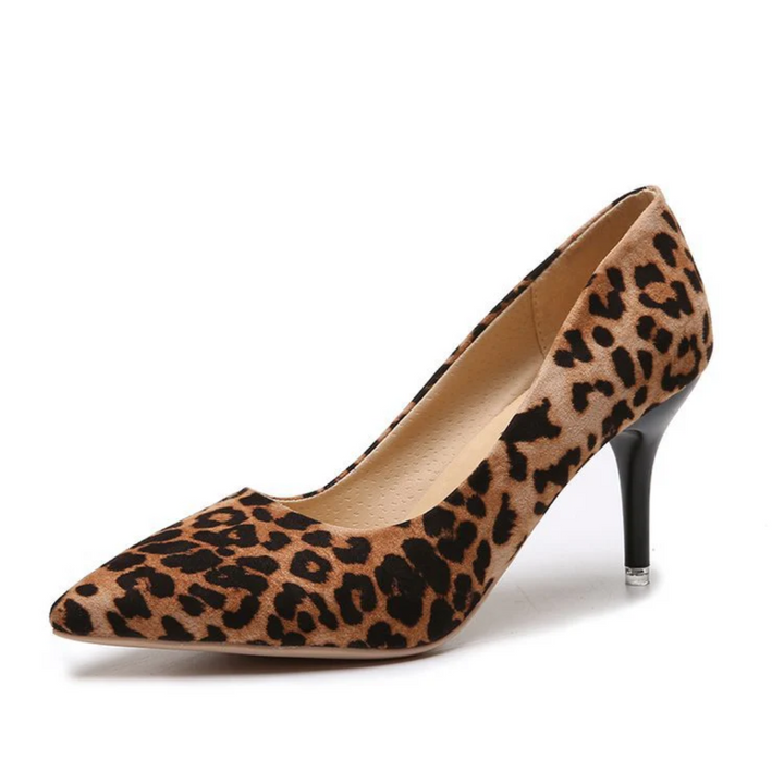 Trendy panterprint pumps voor dames, met elegante hoge hak, een perfecte aanvulling op damesmode.