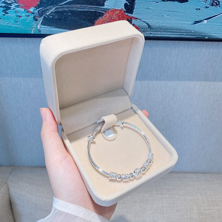 Elegante damesarmband met glanzende verzilverde gelukskralen. Een stijlvol sieraad voor elke gelegenheid.