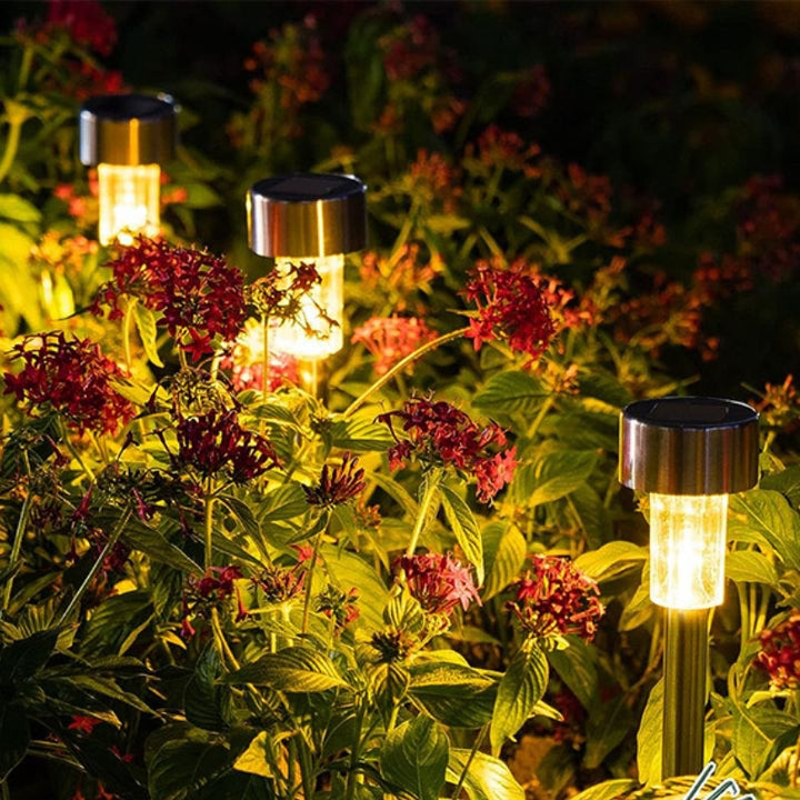 Sfeervolle tuinverlichting op zonne-energie, de SolarAura, voor een duurzame en energiezuinige buitensfeer met warm LED licht.