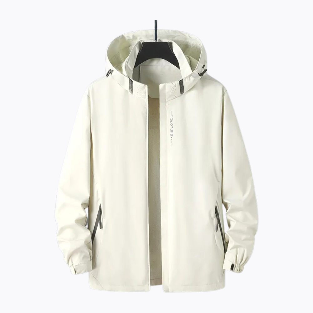 Detail van de waterdichte ritssluiting en verstelbare capuchon op de functionele heren windbreaker outdoor jas.