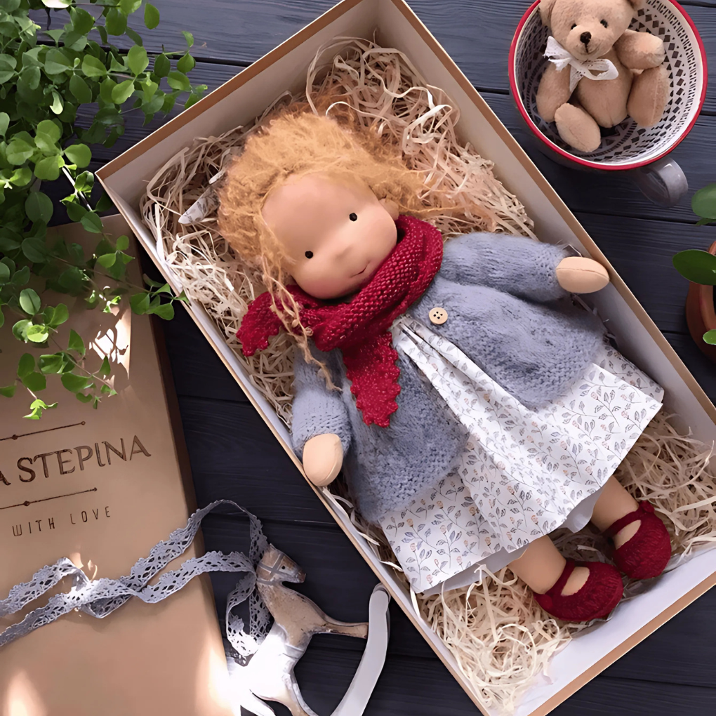 Zachte handgemaakte Waldorf knuffelpop voor kinderen, natuurlijk speelgoed.