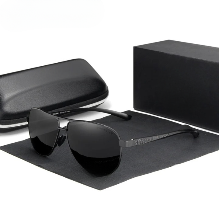Modern design heren zonnebril, gepolariseerd en met optimale UV400 bescherming tegen schittering en zon.