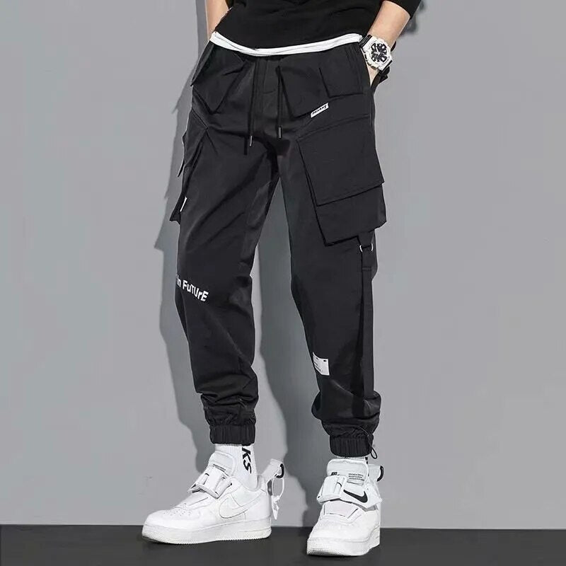 Zwarte heren cargo broek, hiphop streetstyle, met ruime zakken en comfortabele pasvorm.