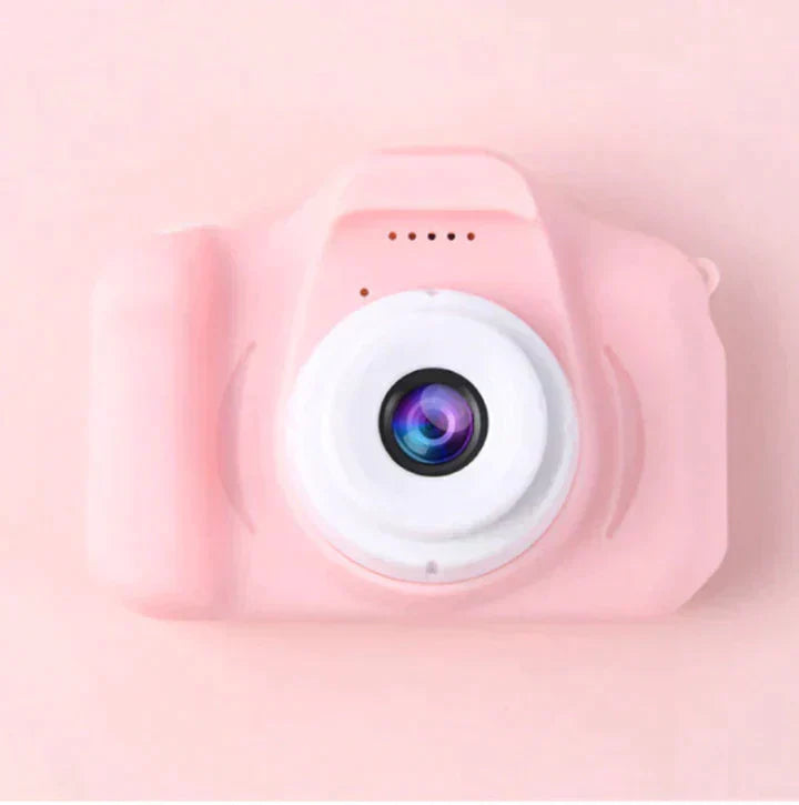 Kleine digitale camera met geheugenkaart voor retro filmstijl foto's. Draagbaar en handig voor onderweg en snelle mobiele overdracht.