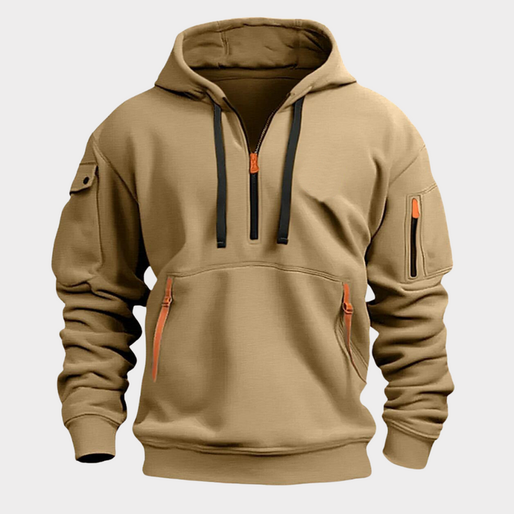 Model draagt comfortabele heren hoodie Ben, perfecte relaxte pasvorm voor casual dagelijkse outfit.