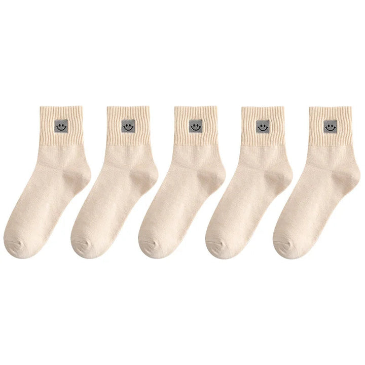 Witte dames sokken met gele smiley glimlach, zacht en comfortabel voor dagelijks gebruik.