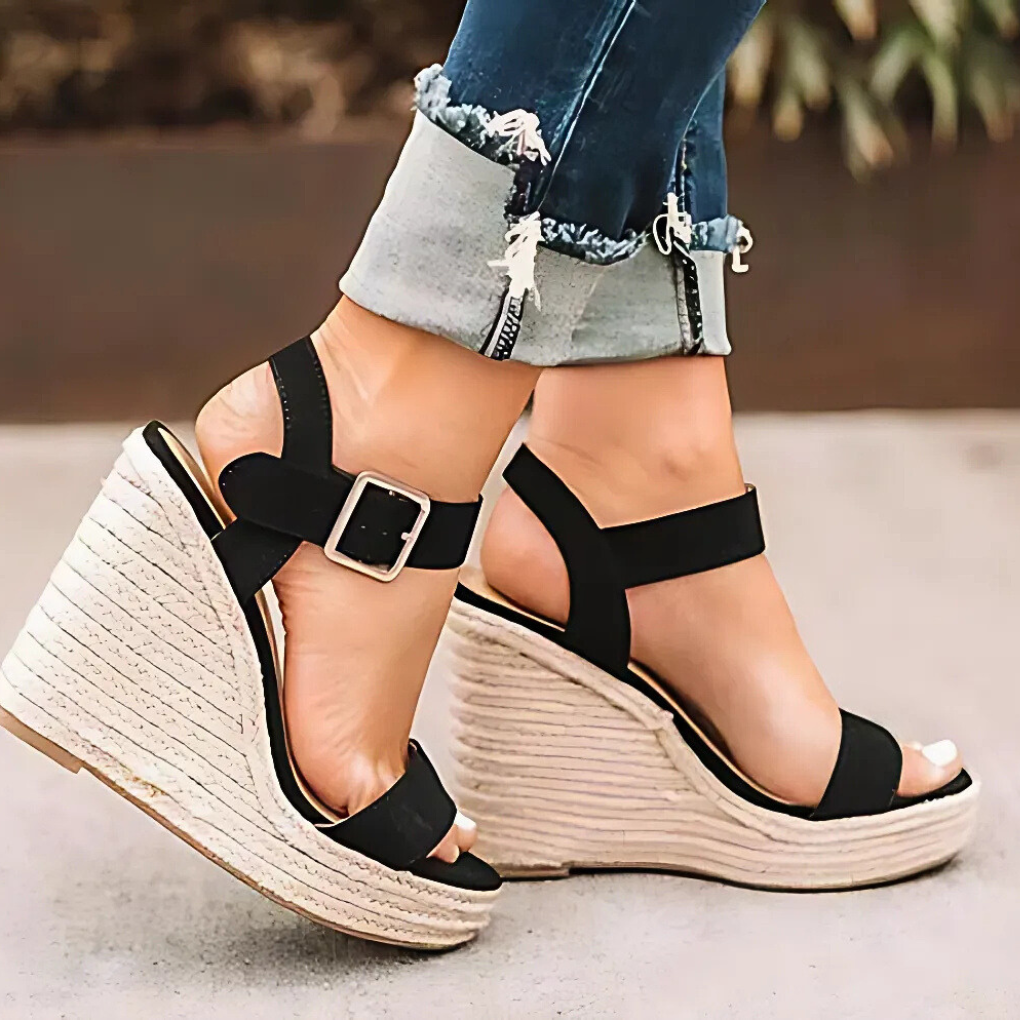 Elegante bruine dames sandalen met t-band, comfortabele sleehak en plateauzool, ideaal voor de zomer.