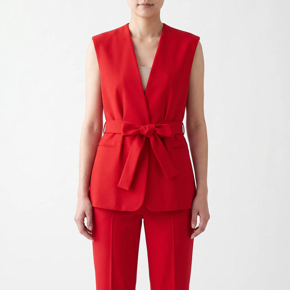 Modieus tweeledig dames broekpak in effen rood, met een overslagtop en comfortabele broek met rechte pijpen.