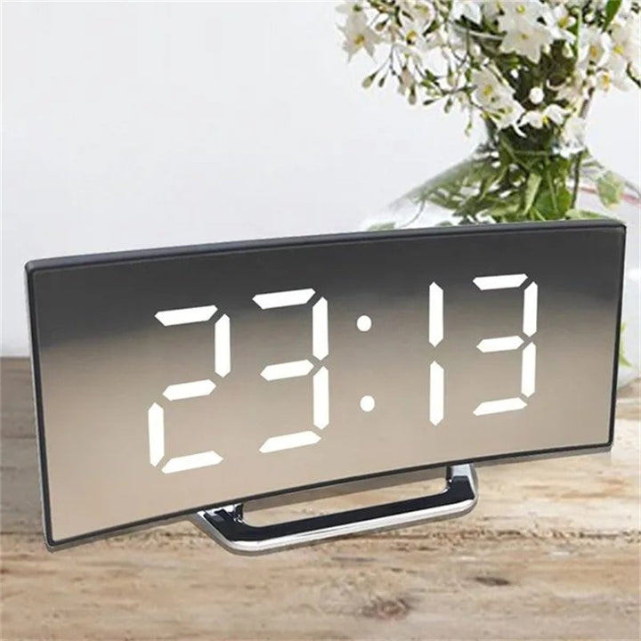 Digitale wekker met groot, gebogen LED scherm. Alarm, temperatuurweergave en handige nachtmodus voor ongestoorde slaap.