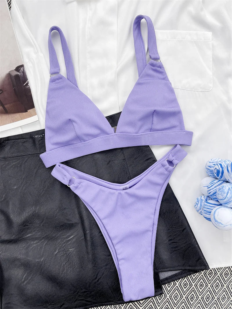 Vera bikini voor dames, trendy Braziliaanse pasvorm met push-up top en subtiele ringaccenten.