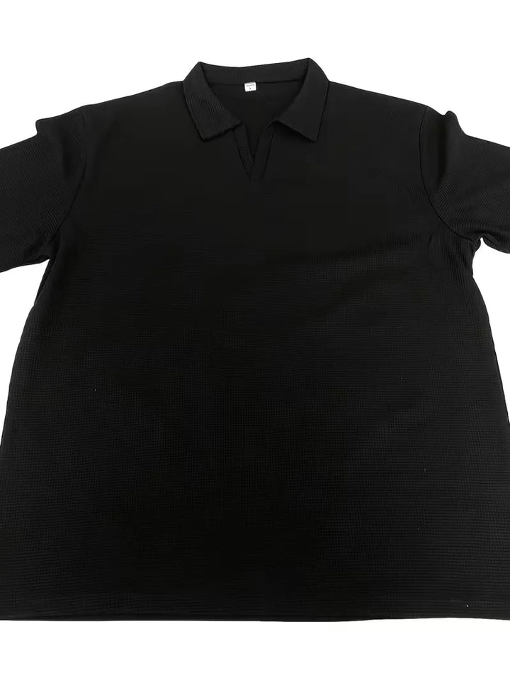 Moderne herenpolo met V-hals, korte mouwen en wafelstructuur, perfect voor een casual-chic outfit.