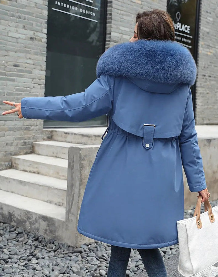 Dames winterparka met capuchon. Comfortabele loose fit jas, ideaal voor een trendy en warme winterlook.
