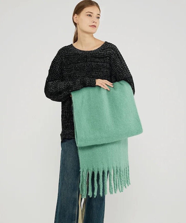 Detailopname van zachte effen kasjmier sjaal, luxe dames winteraccessoire.