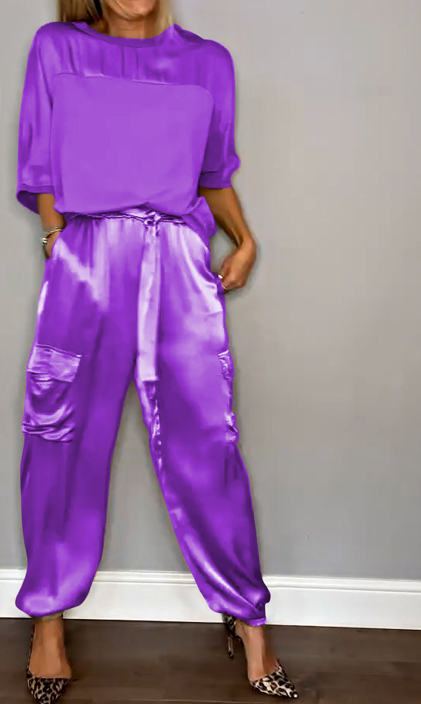 Achterzijde van de stijlvolle tweedelige dames outfit. Veelzijdig dameskledingstuk voor elke dag.