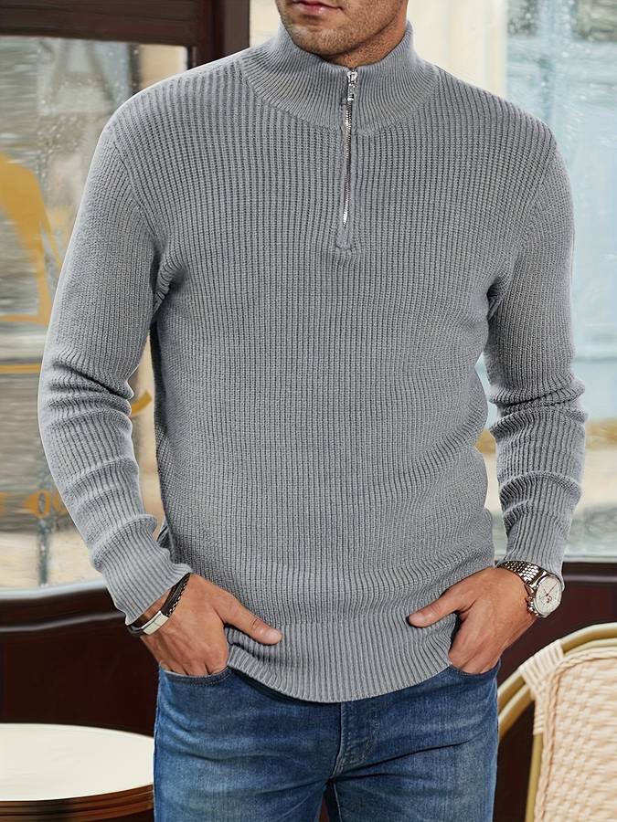 Man draagt comfortabele grijze heren ziptrui. Veelzijdige regular fit trui, perfect voor casual lente- en herfstkleding.