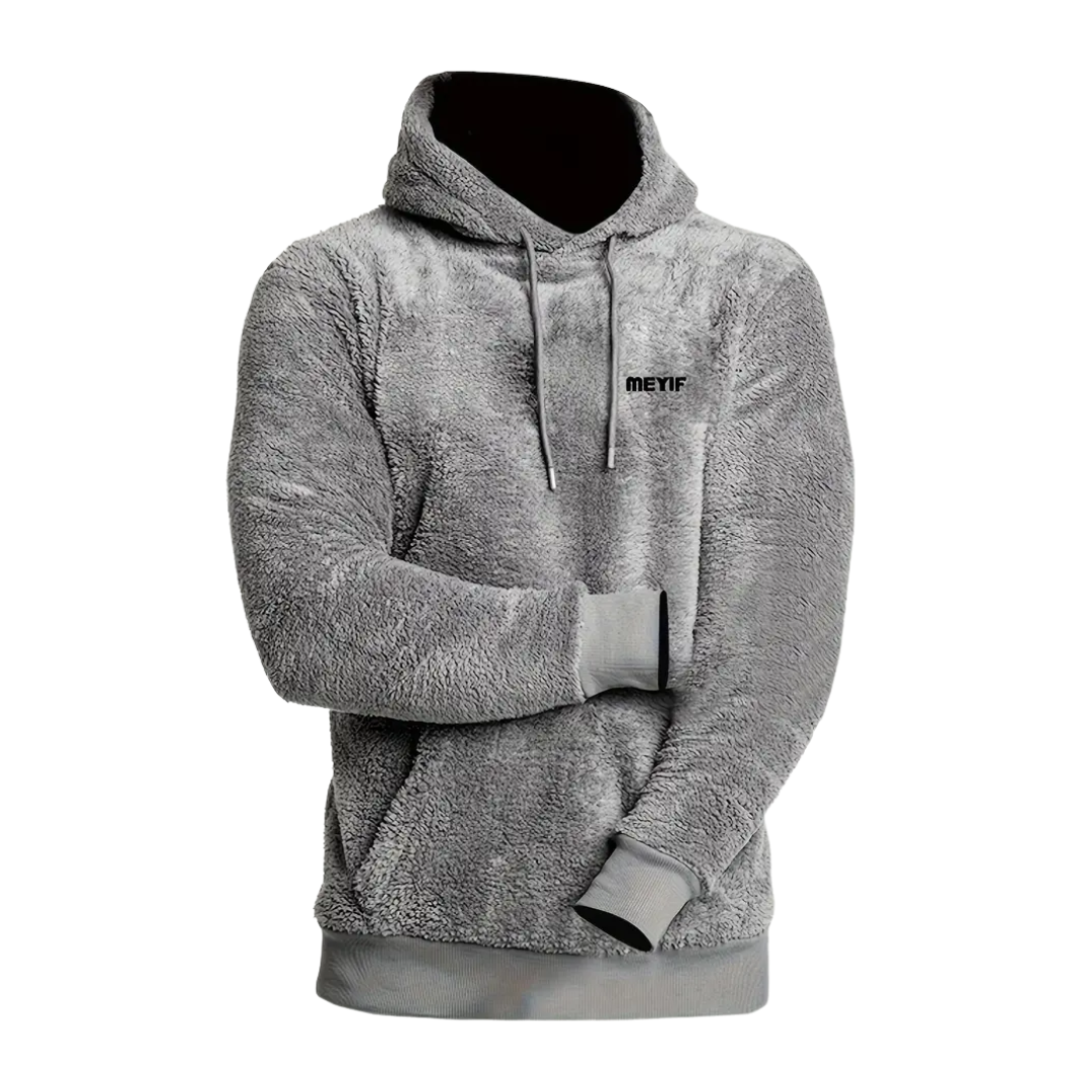 Man draagt casual zwarte heren hoodie Emil. De sportieve trui met capuchon is comfortabel voor elk seizoen.