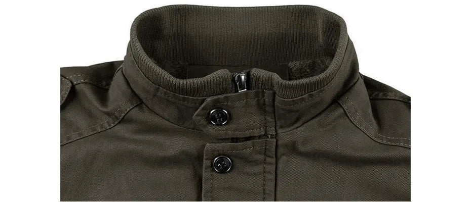 Duurzame outdoor militaire jas voor heren, ideaal voor avonturen en koud weer.