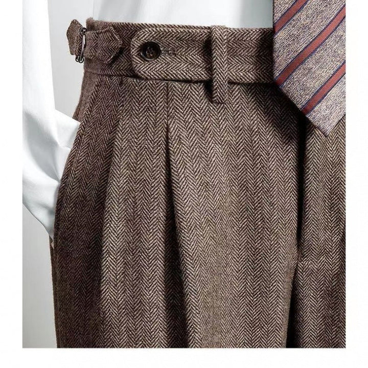 Heren tweed vrijetijdsbroek gedragen buiten; perfecte casualbroek voor herfstwandelingen en comfortabele herenmode.