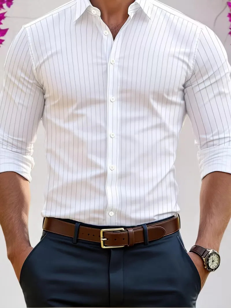 Wit slim fit heren overhemd met mandarijnkraag en subtiele verticale strepen, perfect voor lente- en zomermode.