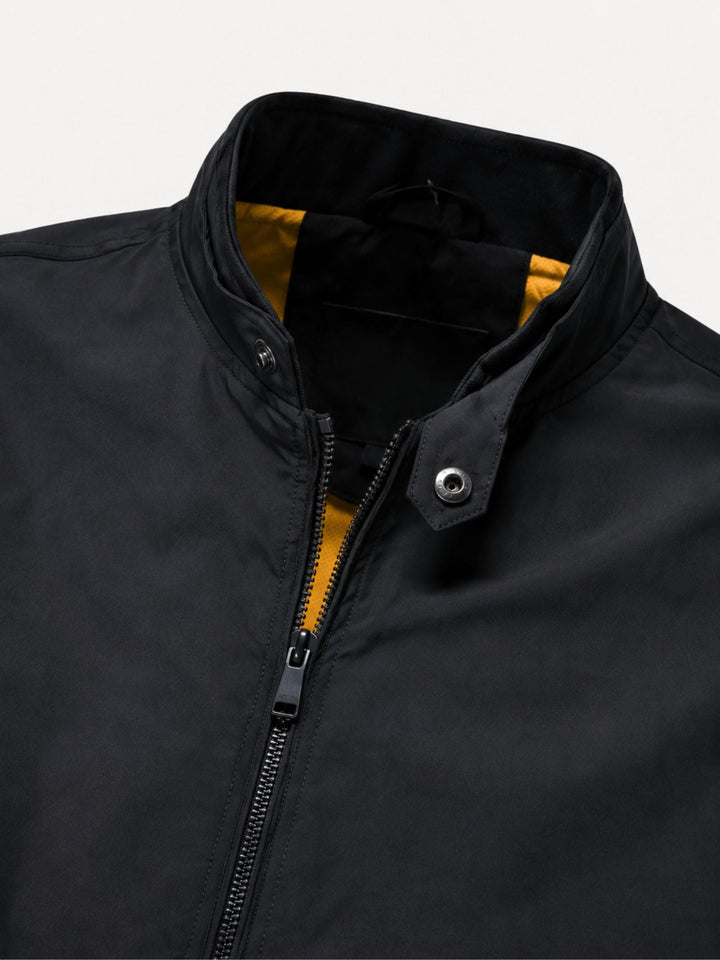 Modern Harrington jack voor heren, met opstaande kraag en ritssluiting; een veelzijdige herfstjas.