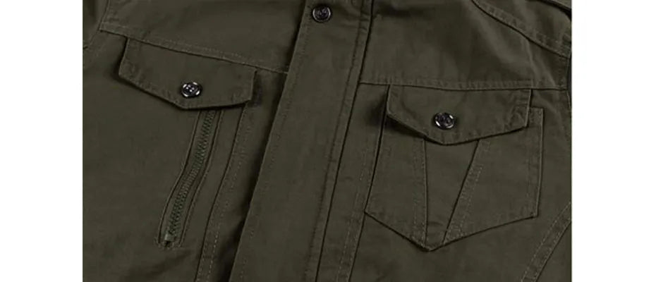 Vooraanzicht robuuste groene militaire herenjas, warme winterjas met stoere uitstraling.