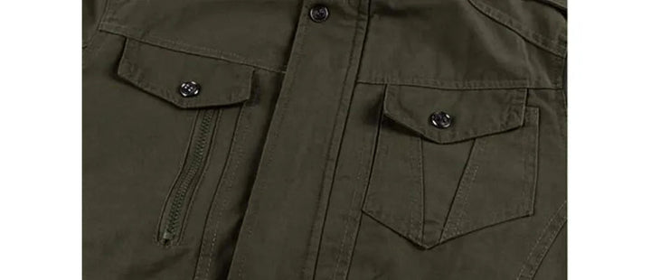 Vooraanzicht robuuste groene militaire herenjas, warme winterjas met stoere uitstraling.