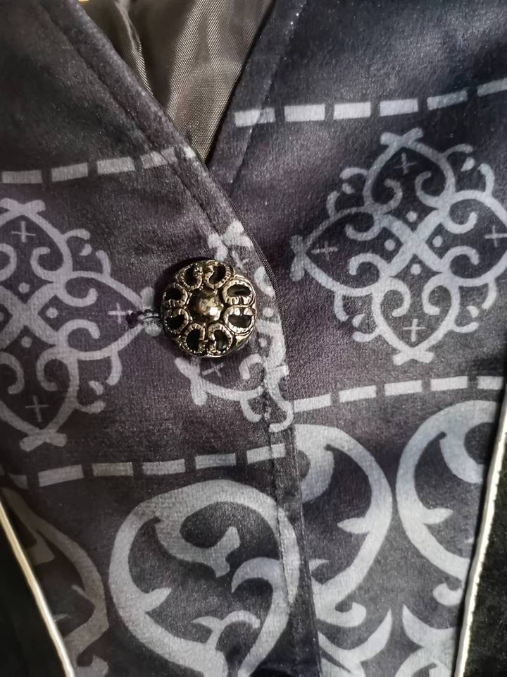 Zwarte herenjas, gotisch en steampunk, voor een gedistingeerde look tijdens concerten of evenementen.