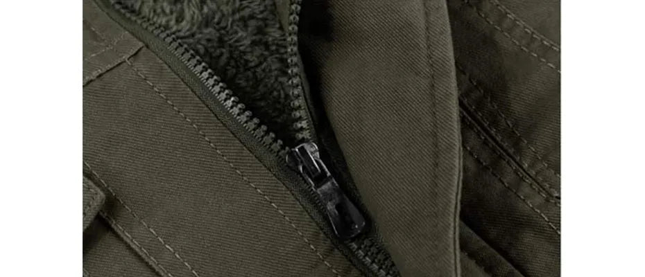 Close-up stof robuuste militaire jas, duurzaam en warm voor heren in de winter.