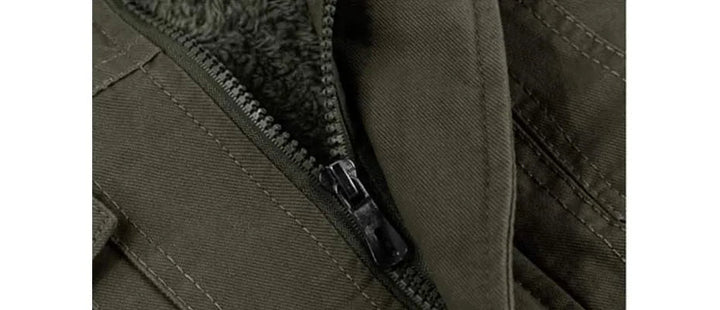 Close-up stof robuuste militaire jas, duurzaam en warm voor heren in de winter.