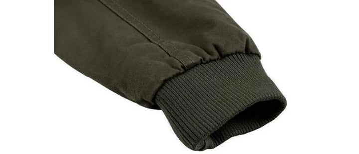 Man draagt stoere militaire herenjas, groene bomberjack-stijl, perfect voor outdoor.