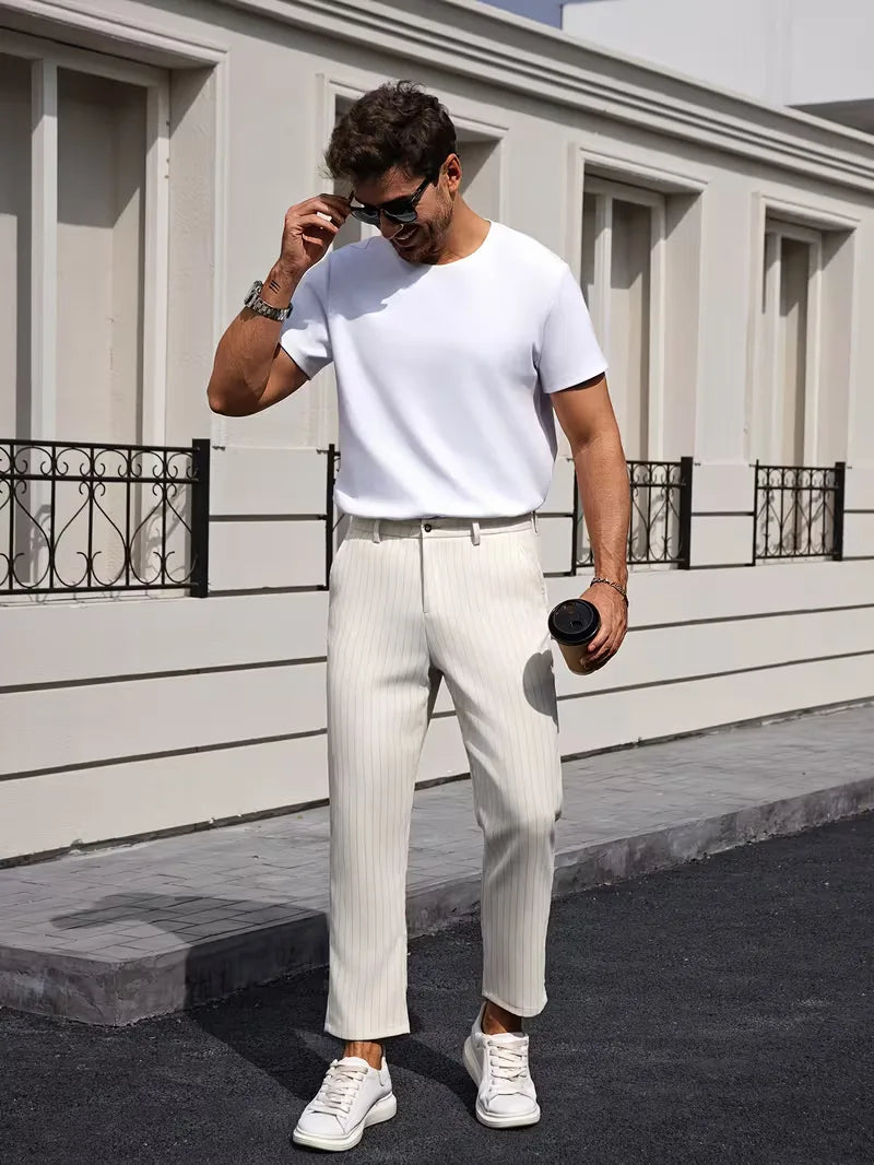 Moderne heren pinstripe pantalon met slim fit, perfect voor zowel zakelijke als casual zomergelegenheden.