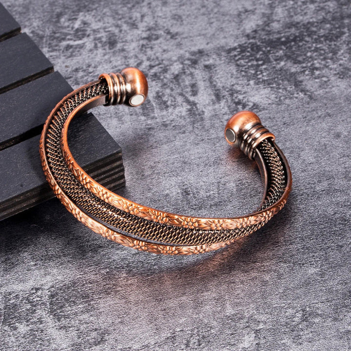 Stijlvolle roodkoperen dames armband, open en verstelbaar, ideaal als elegant retro vintage sieraad.