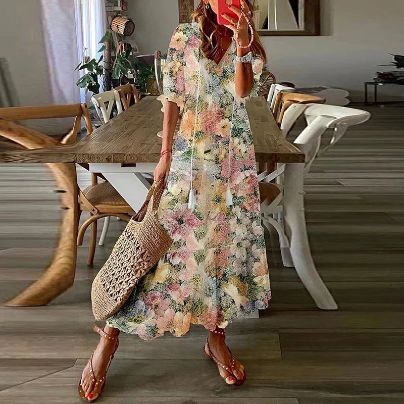 Dames luchtige boho maxi jurk met levendige bloemenprint, ideaal voor zomer en strand.