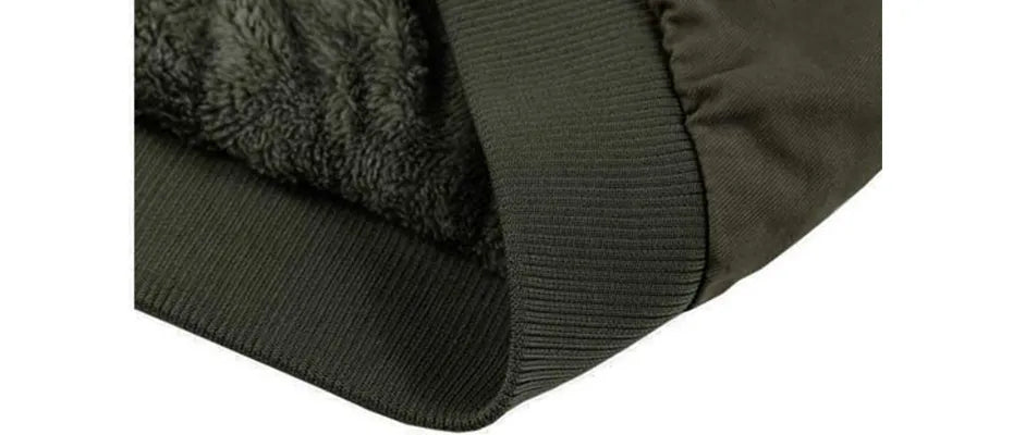 Achteraanzicht zwarte militaire herenjas, stoer en warm, ideaal voor koud weer.