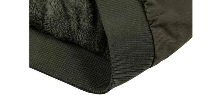 Achteraanzicht zwarte militaire herenjas, stoer en warm, ideaal voor koud weer.