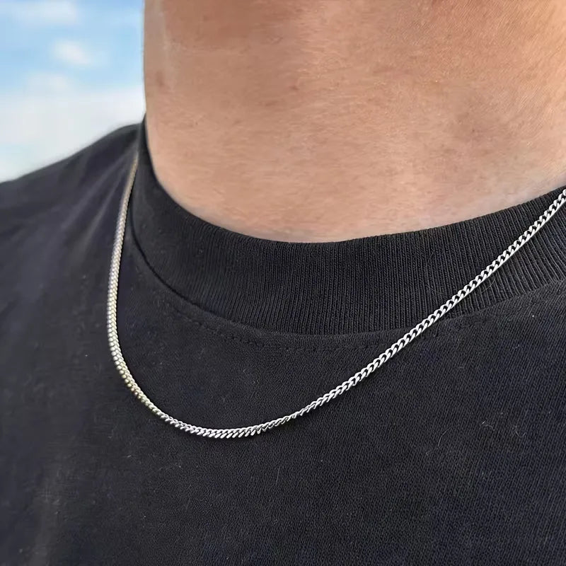 Stijlvolle zilveren dunne schakelketting voor heren. Ideaal voor casual of formele looks, veelzijdig accessoire.