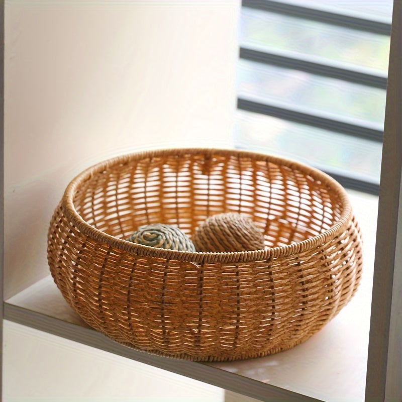 Detail van een robuuste geweven opbergmand met deksel, perfect voor het creëren van een opgeruimd huis.