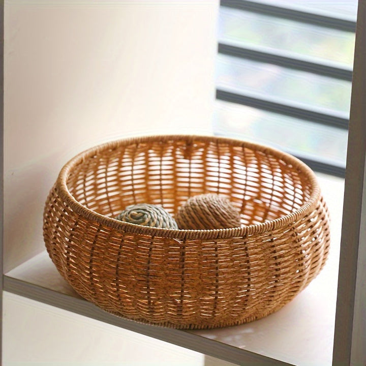 Detail van een robuuste geweven opbergmand met deksel, perfect voor het creëren van een opgeruimd huis.