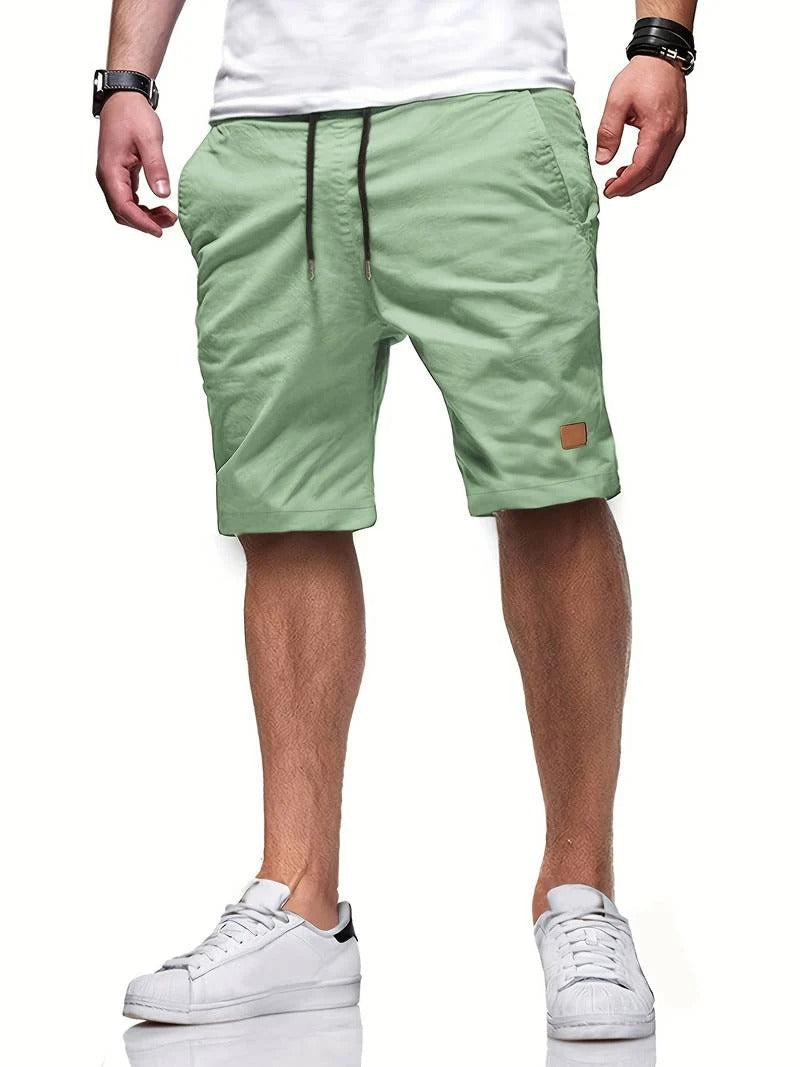 Achterkant van de heren korte broek. Klassiek design met nadruk op comfort en bewegingsvrijheid.