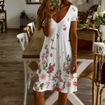 Witte jurk met bloemenprint en roze bloemen.
