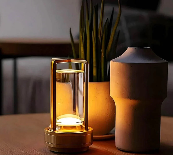 Kristallen tafellamp AuroraGlow met draagbaar design en betoverende sfeerverlichting voor elk interieur.