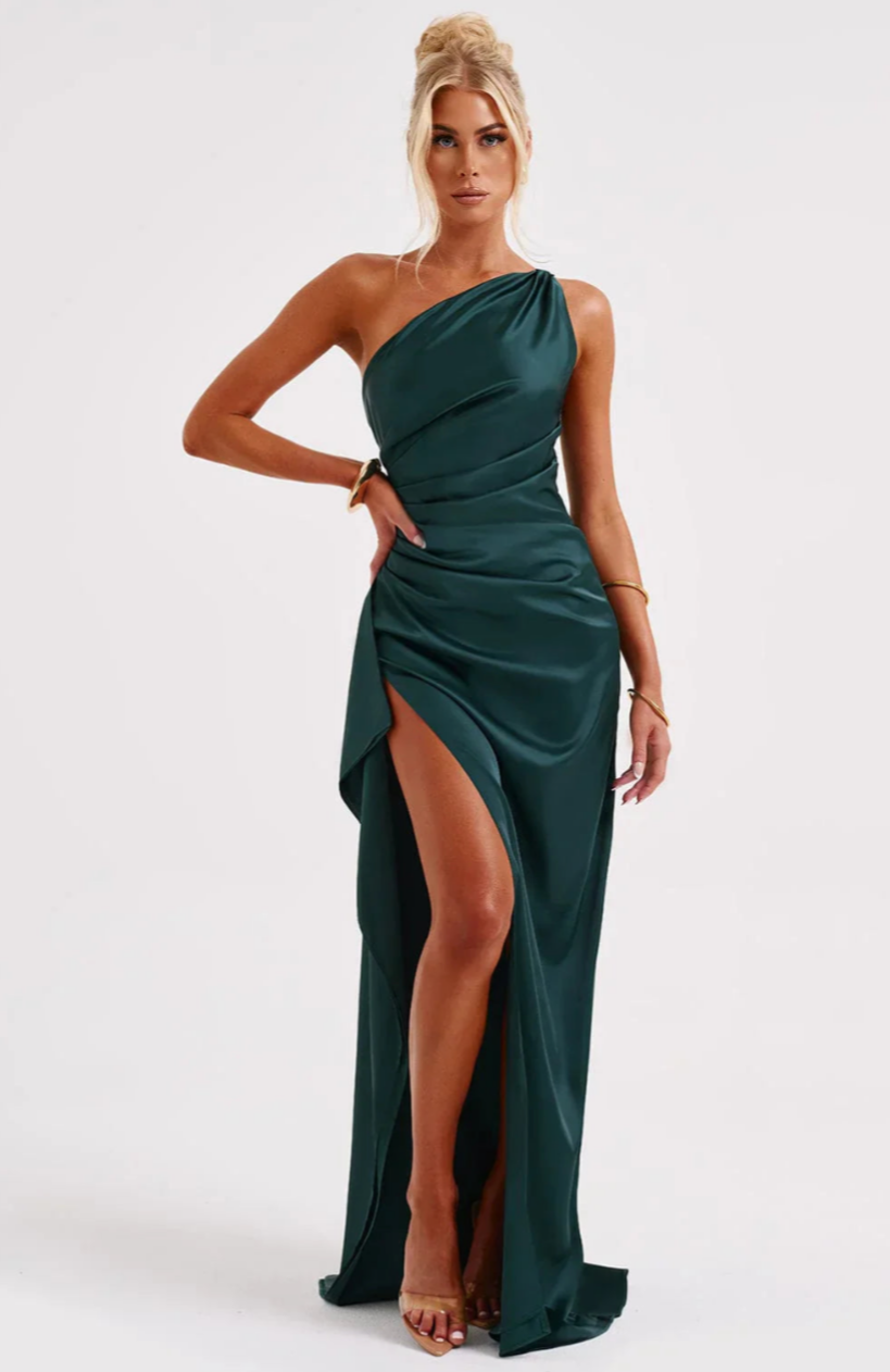 Comfortabele maar elegante satijnen geplooide jurk met split en modern one-shoulder detail.