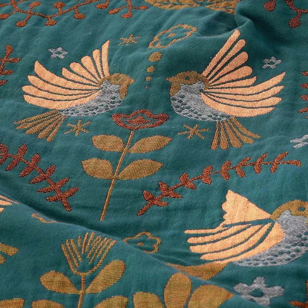Stijlvolle Scandinavische deken met uniek vogelmotief. Ideaal als omkeerbare plaid voor moderne interieurs.