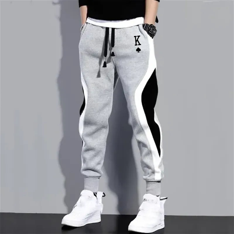 Comfortabele heren joggingbroek in zwart/grijs met unieke Spade K print, ideaal voor ontspanning en urban kleding.