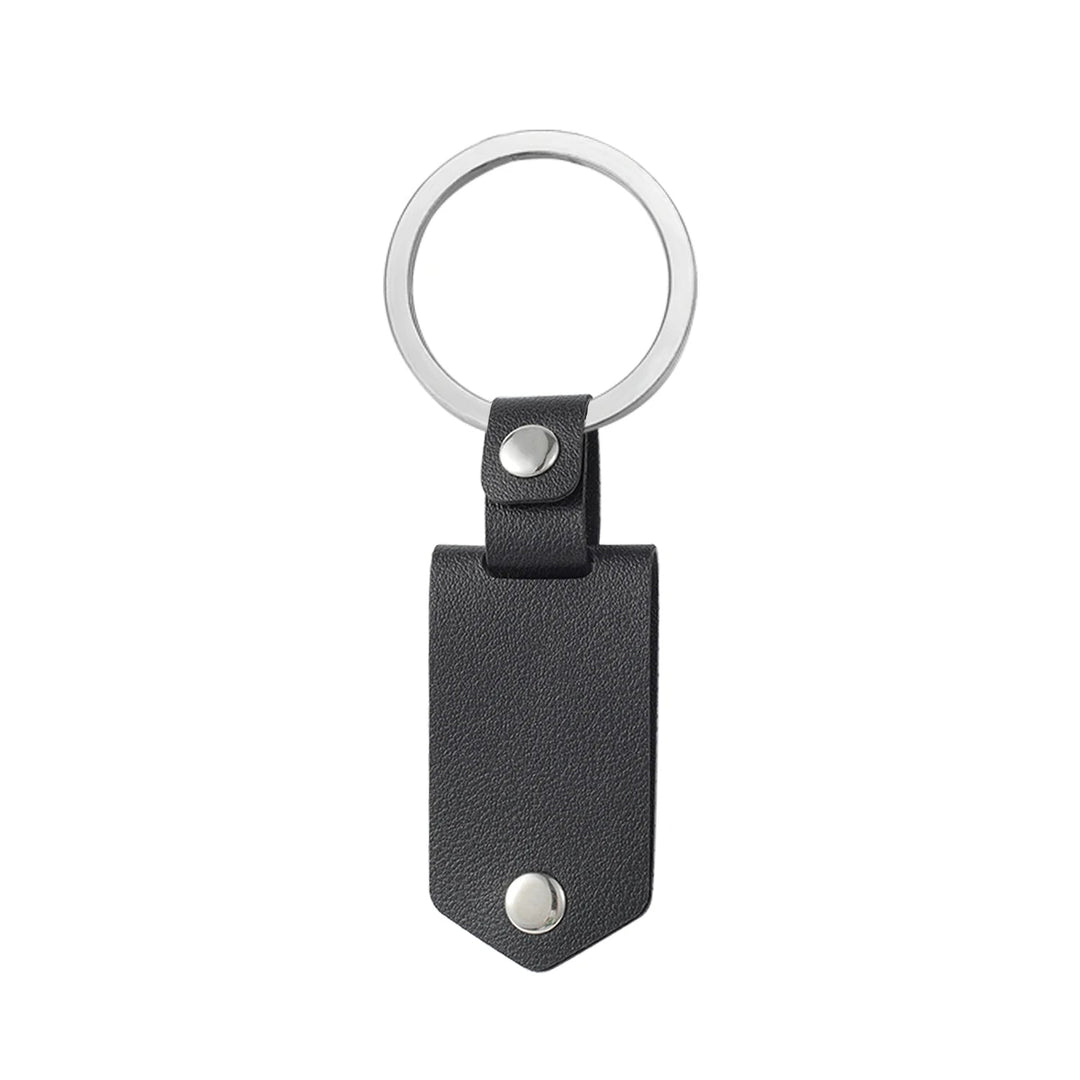 Detailfoto van een leren RomanceKey sleutelhanger, gepersonaliseerd als liefdevol accessoire voor koppels.