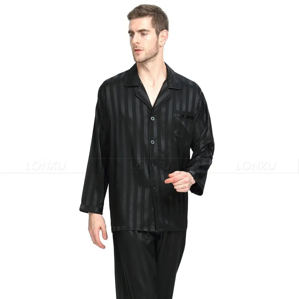 Detailopname van luxe heren satijnpyjama met fijne strepen. Zacht en glanzend voor ultiem comfort.